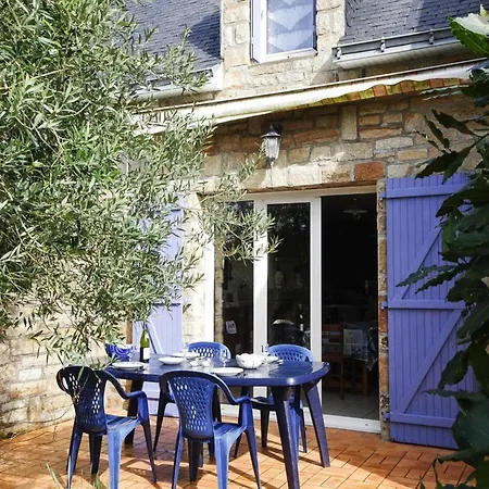 Semi-detached House, Nyaraló