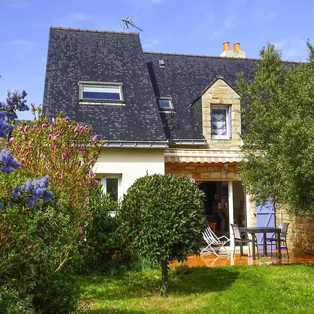 Semi-detached House, Nyaraló